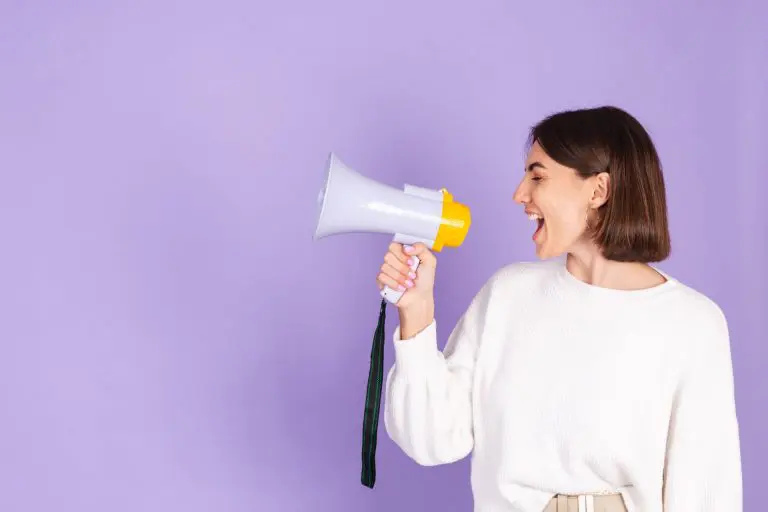 image d'une femme qui parle dans un mégaphone