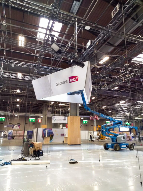 photo d'un trapèze suspendu pour le groupe SNCF
