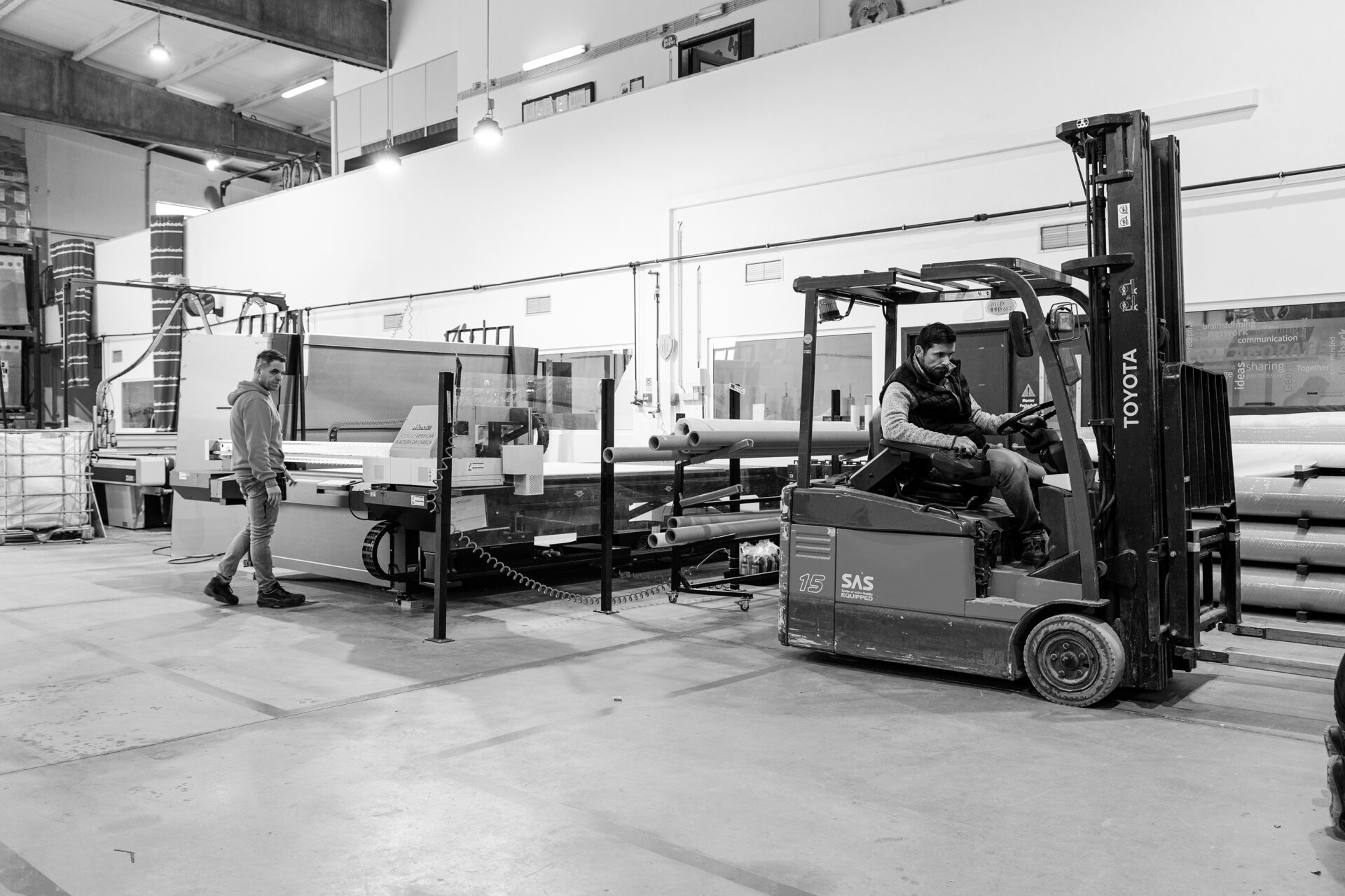 Homme manutentionnaire dans les locaux de stockage CIDI Groupe