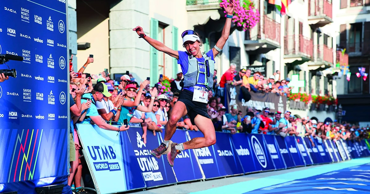 image représentant une femme qui saute durant la course de l'UTMB